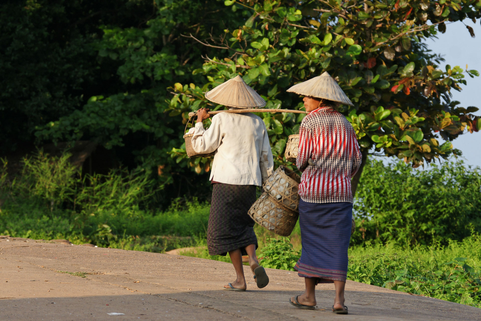 Zwei alte Damen auf dem Heimweg